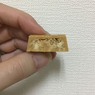 ざくざくビスケットと金ごまが香ばしい チロルチョコ金ごまbis 暮らしニスタ
