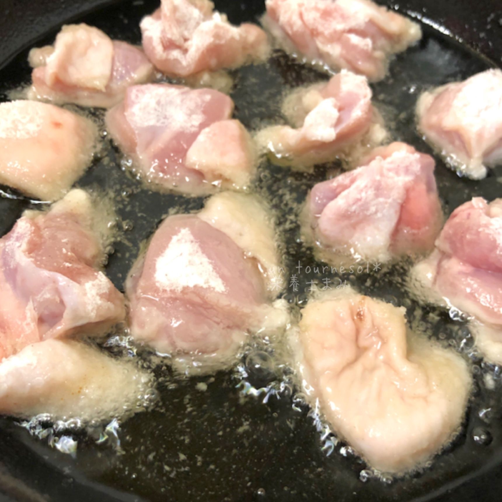 ④鶏肉を素揚げして、②に絡めれば完成！