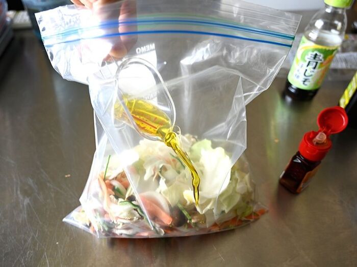 技あり作り方1：清潔なポリ袋等にカット野菜、オリーブオイル、塩を入れしゃかしゃか振り混ぜる。