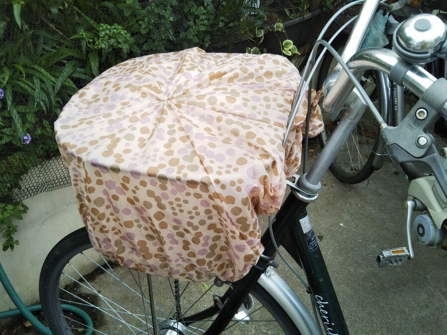 使えなくなった超軽量折り畳み傘で 自転車の前カゴカバー ワンタッチで雨よけ 暮らしニスタ 使えなくなった超軽量折り畳み傘で 自転車の前カゴカバー ワンタッチで雨よけ 暮らしニスタ