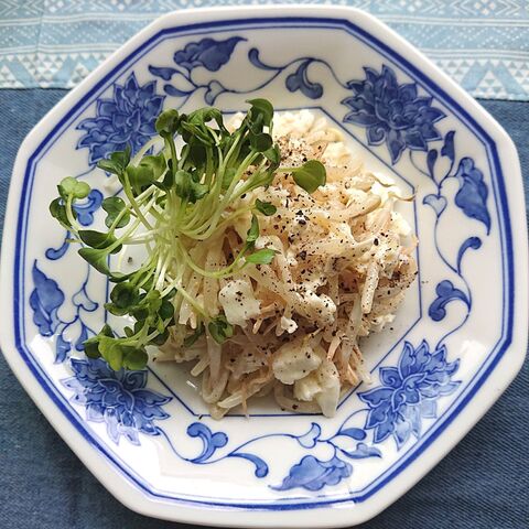 あまった卵白でもやしと卵白のマヨ和えかいわれ大根のせ 暮らしニスタ