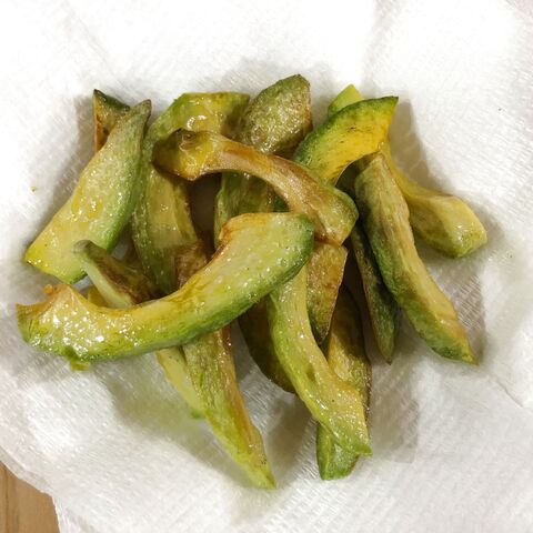アボカド切ったら硬かった そんな時はシンプルに 素揚げ がおススメ 暮らしニスタ