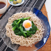 夏にうれしい！冷たいそばレシピ「冷やしにらそば　温玉のせ」