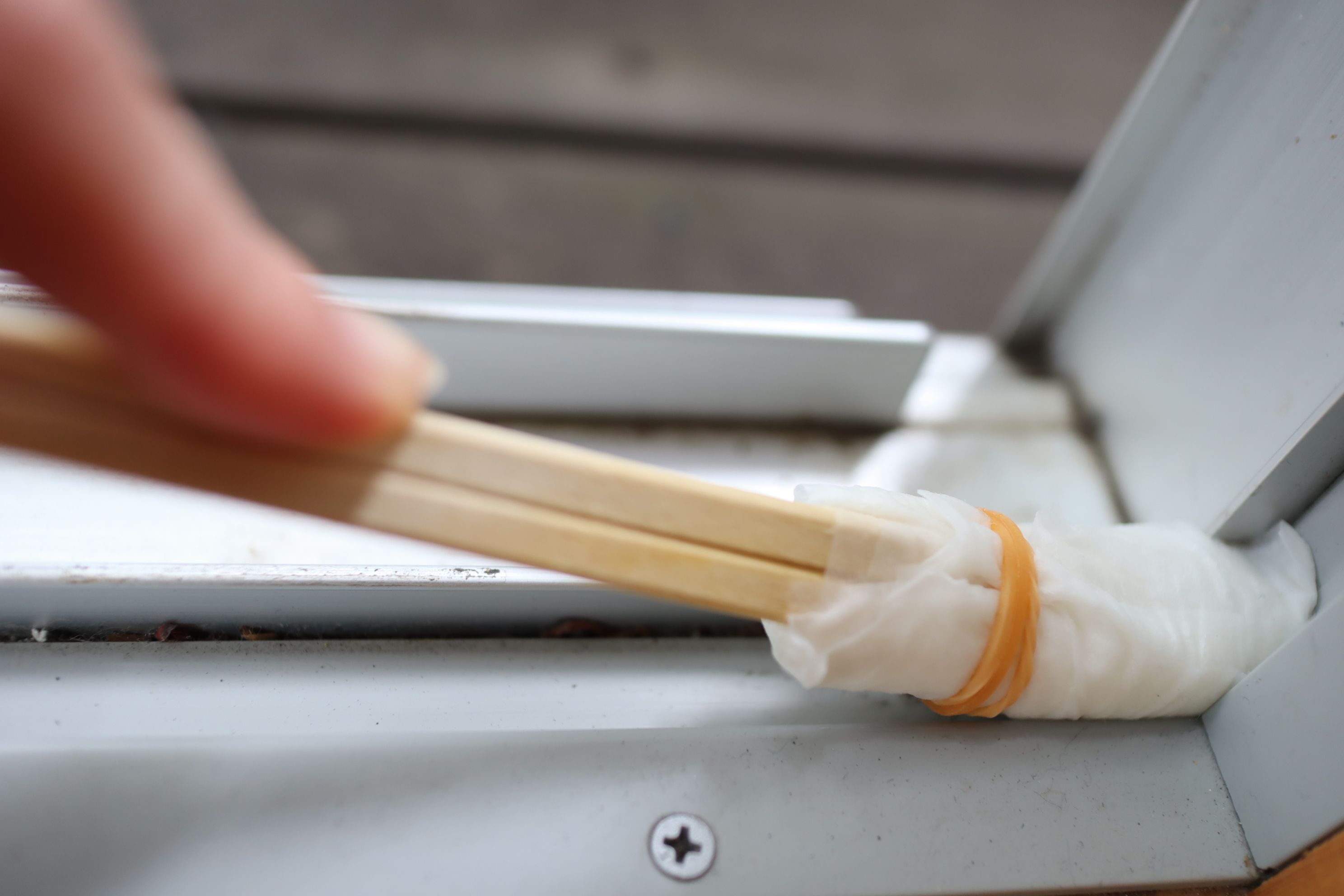 すき間汚れがサッとキレイに 割り箸で作る簡単お掃除グッズ 暮らしニスタ