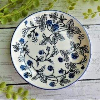 ボウルもプレートも可愛い ベリー柄食器 暮らしニスタ ボウルもプレートも可愛い ベリー柄食器 暮らしニスタ