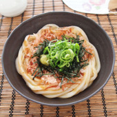 夏にうれしい！冷たいうどんレシピ「ぶっかけおかかわさびうどん」