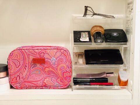 無印アクリルスタンドで 映える 時短 忘れ物防止 を叶えるディスプレイ型メイク収納 暮らしニスタ 無印アクリルスタンドで 映える 時短 忘れ物防止 を叶えるディスプレイ型メイク収納 暮らしニスタ