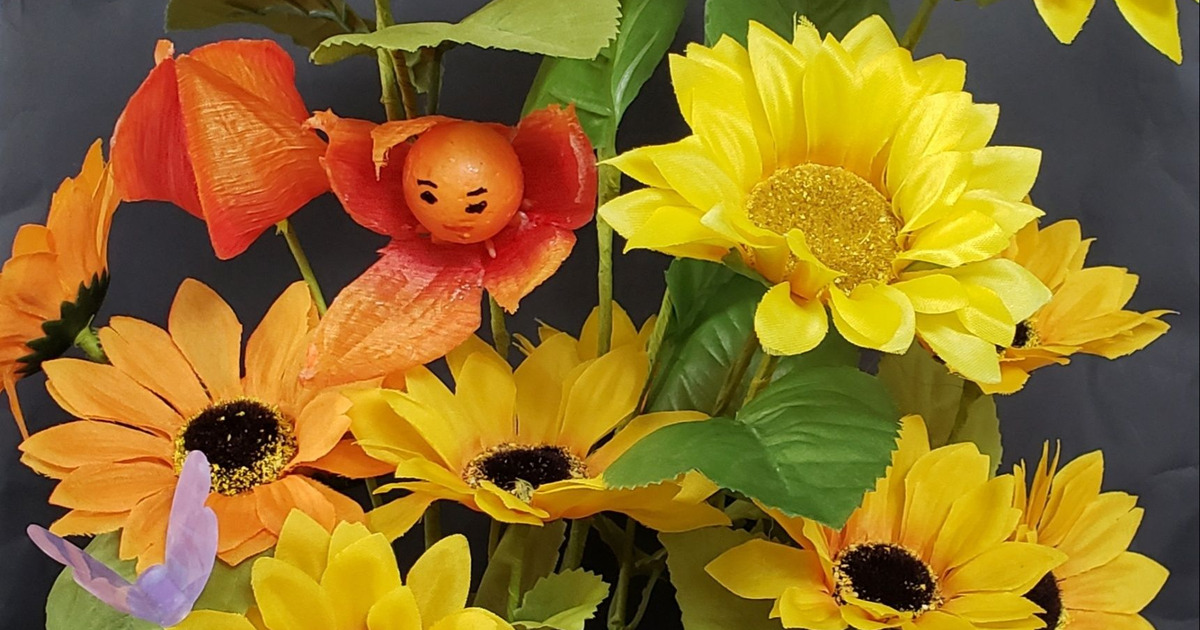 ひまわりの花にたわむれる蝶々とほおずきで作った妖精を飾ってみました 暮らしニスタ