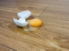 生卵をうっかり落として割ってしまったら…スッキリきれいになる掃除法はコレ！