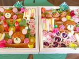 花畑でピクニックサンドイッチ弁当