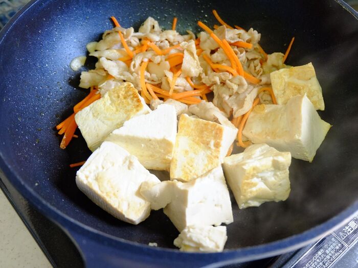 食材を順番に入れて炒め、豆腐に焼き色が付いたらひっくり返す