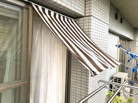カフェみたい ダイソーの日よけ 100をつっぱり棒で 暮らしニスタ カフェみたい ダイソーの日よけ 100をつっぱり棒で 暮らしニスタ