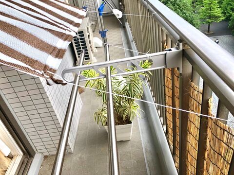 カフェみたい ダイソーの日よけ 100をつっぱり棒で 暮らしニスタ カフェみたい ダイソーの日よけ 100をつっぱり棒で 暮らしニスタ