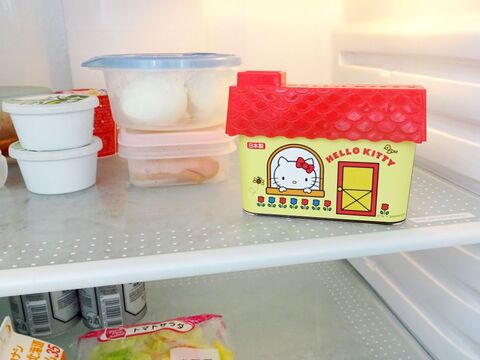 冷蔵庫を開けるとほっこり キティちゃんのおうち形 ハローキティ 炭の脱臭剤 暮らしニスタ 冷蔵庫を開けるとほっこり キティちゃんのおうち形 ハローキティ 炭の脱臭剤 暮らしニスタ