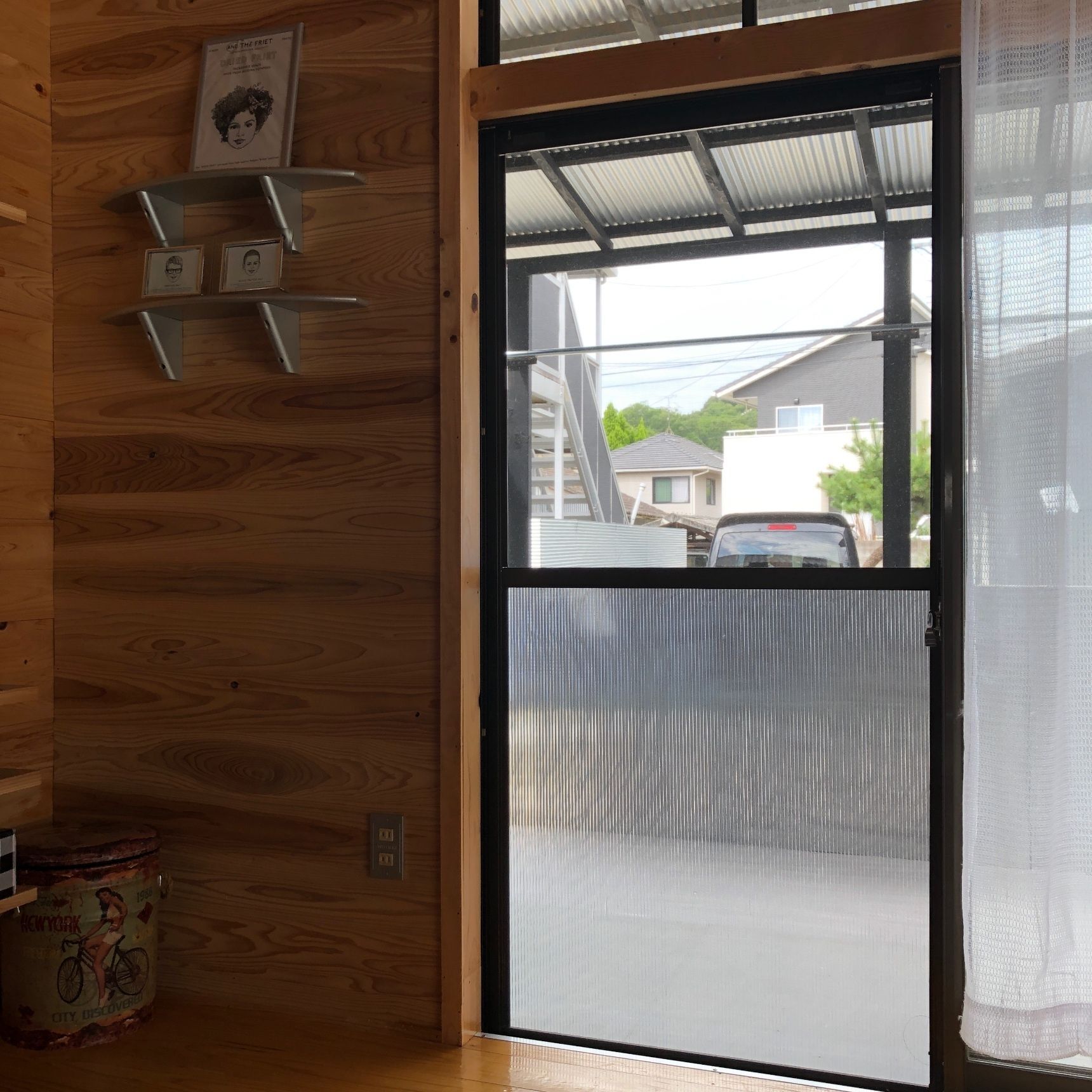 網戸の下側 目隠しも兼ねて ホコリ除け 雨の飛び散りの一時的な防止策 暮らしニスタ