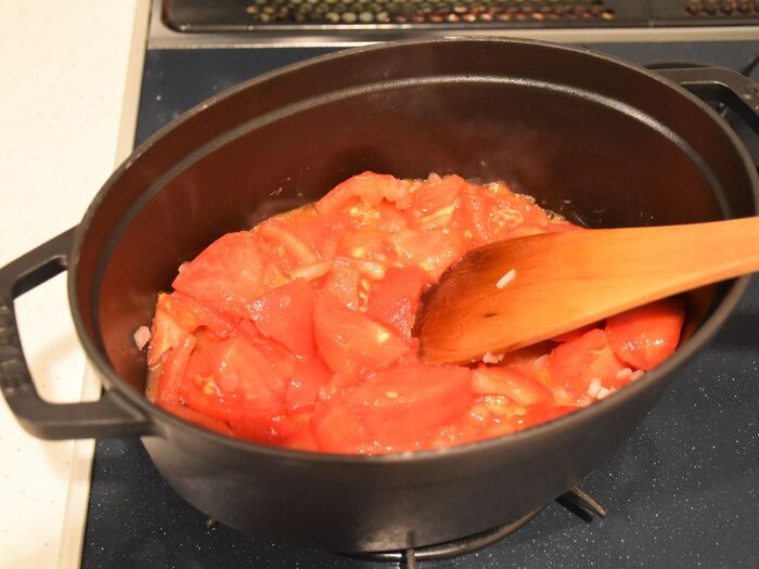 トマトを加えて煮詰めます。