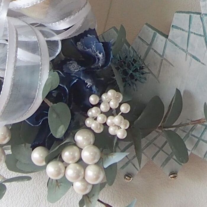 ズーム④目立ちませんが、水色と紺色のリボンで花を作っています。　