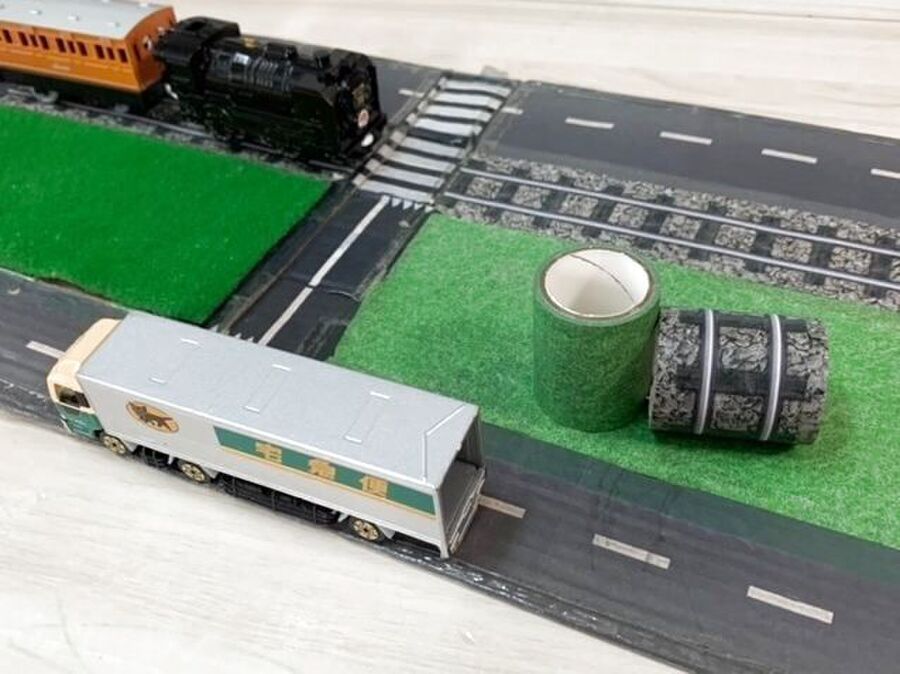 100均マスキングテープを使っておもちゃの道路の補修工事 暮らしニスタ 100均マスキングテープを使っておもちゃの道路の補修工事 暮らしニスタ