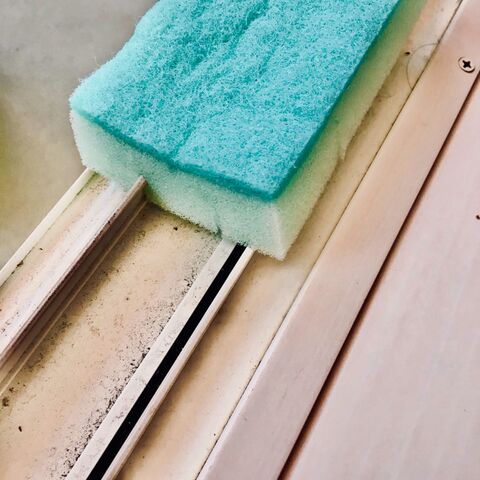 スポンジで窓のサッシをピカピカに 暮らしニスタ スポンジで窓のサッシをピカピカに 暮らしニスタ