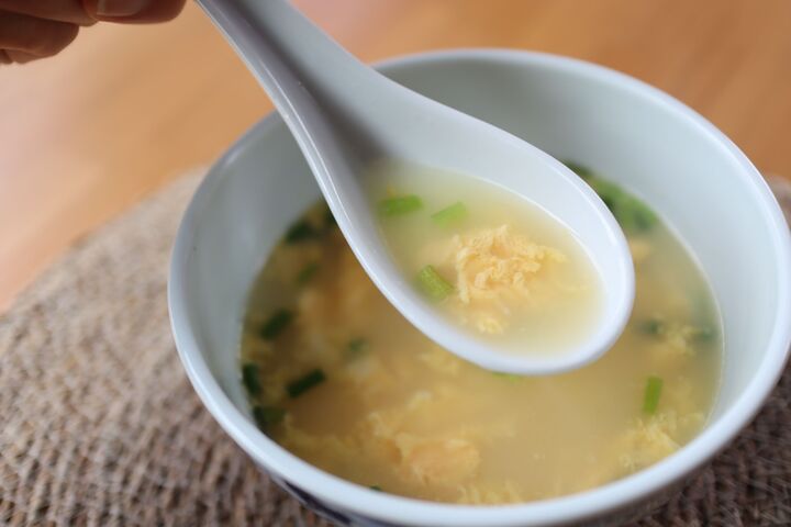 料理が苦手な人こそ必見!ふわっふわの卵スープを作るコツとは?