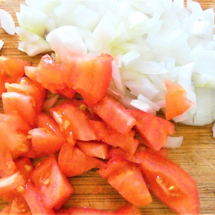トマトと玉ねぎをみじん切りにする。