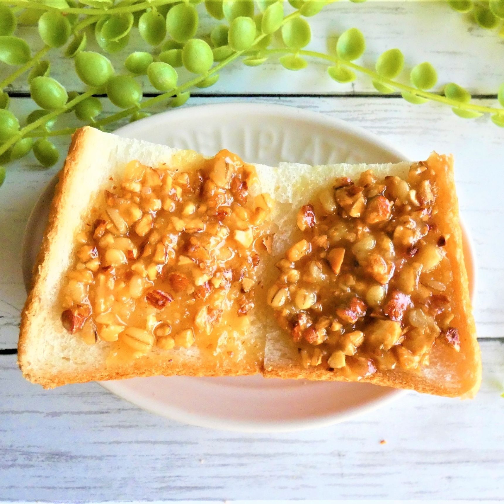 食パンに塗り2分焼いて完成！！