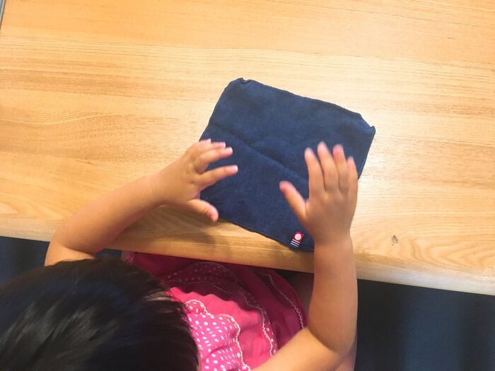 2歳さんお手伝いシリーズ❽　～台ふき用布巾を畳む～