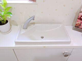 トイレの陶器製手洗い器の水垢汚れが 水だけでピカピカに 暮らしニスタ トイレの陶器製手洗い器の水垢汚れが 水だけでピカピカに 暮らしニスタ