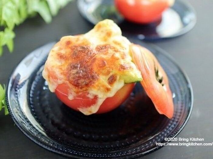 アツアツとろ～り♡【レシピ】トマトのファルシ　アボカドチーズ焼き
