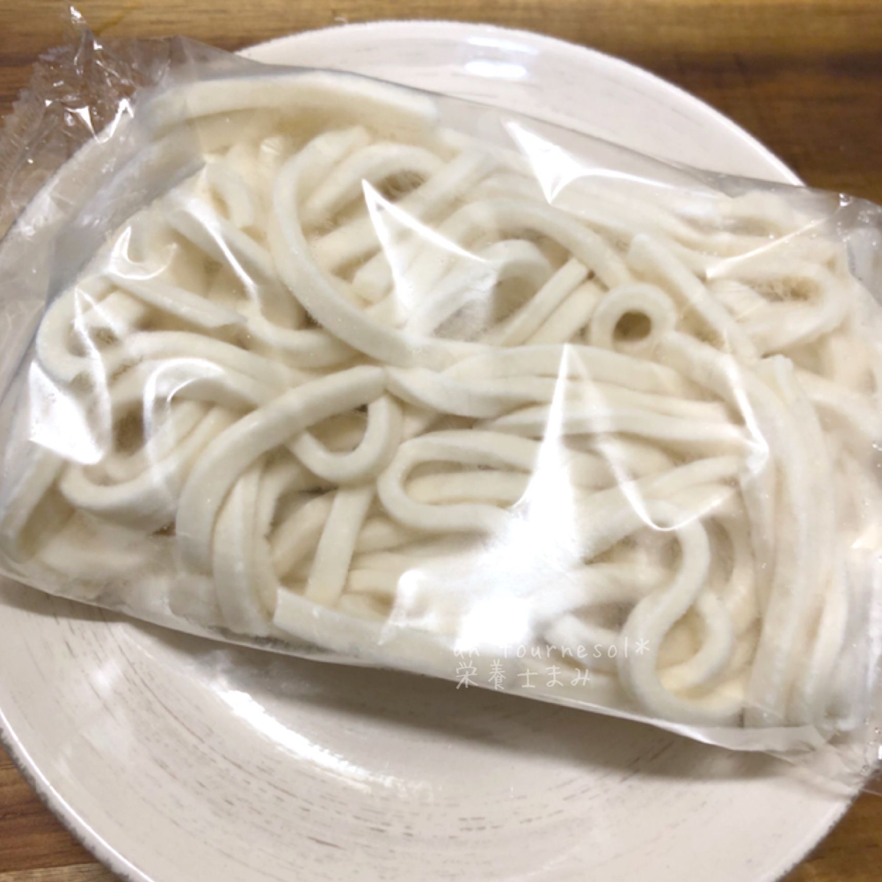 ④うどんをレンジ加熱して、氷水で冷やす