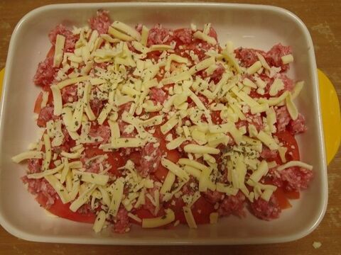 トマトとひき肉のこんがりチーズ焼き 暮らしニスタ