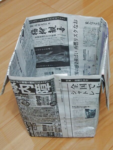 新聞紙でゴミ箱の中に入れるゴミ袋を作りました！