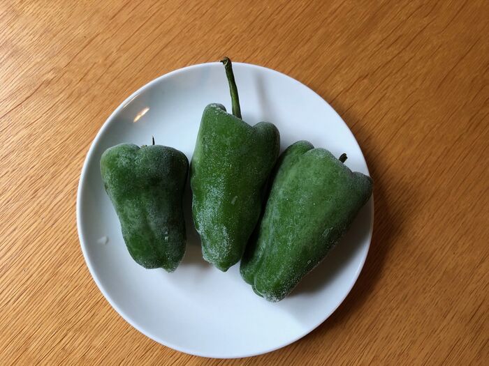 ピーマンを大量買いしたら丸ごと冷凍で決まり 苦みが和らぐ調理法も 暮らしニスタ ピーマンを大量買いしたら丸ごと冷凍で決まり 苦みが和らぐ調理法も 暮らしニスタ