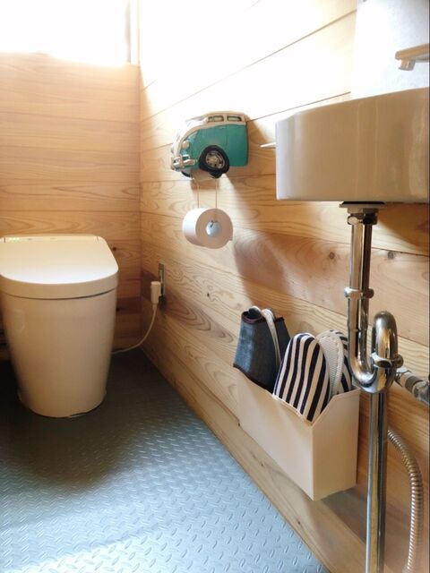 セリア2つで簡単 トイレの壁に浮かせるスリッパ収納をｄｉｙ 暮らしニスタ