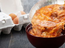 人気の親子丼を自宅で味わえる！鶏肉、卵、鍋が揃った極上ミールキット