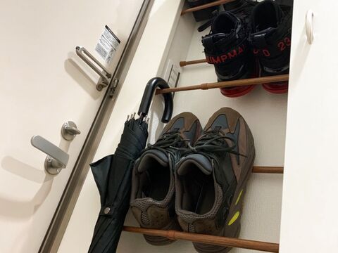 狭い玄関には突っ張り棒で下駄箱作り 暮らしニスタ 狭い玄関には突っ張り棒で下駄箱作り 暮らしニスタ