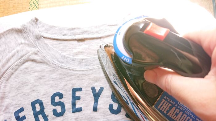 Tシャツの襟のヨレを直したい 手軽にできるワザを試してみた 暮らしニスタ Tシャツの襟のヨレを直したい 手軽にできるワザを試してみた 暮らしニスタ