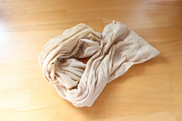 捨てずにもうひと仕事!ストッキングのお掃除活用術