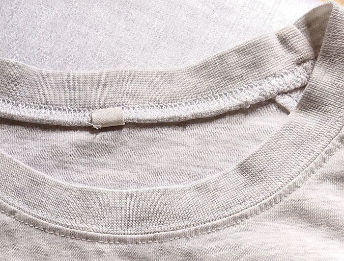 Tシャツの襟のヨレを直したい 手軽にできるワザを試してみた 暮らしニスタ Tシャツの襟のヨレを直したい 手軽にできるワザを試してみた 暮らしニスタ