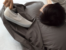 いつ起きるかわからない震災に備えて…避難グッズをしまう最適な場所は“まくら”？