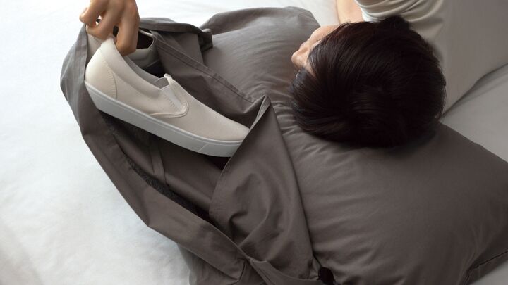 いつ起きるかわからない震災に備えて…避難グッズをしまう最適な場所は“まくら”?