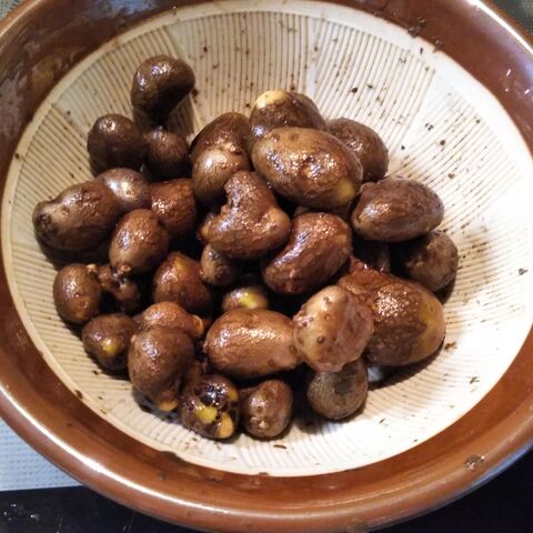 秋の味覚 零余子 むかご のごま油炒め 粗塩をふりかけて ねっとり食感 なんとも言えない美味しさ 暮らしニスタ