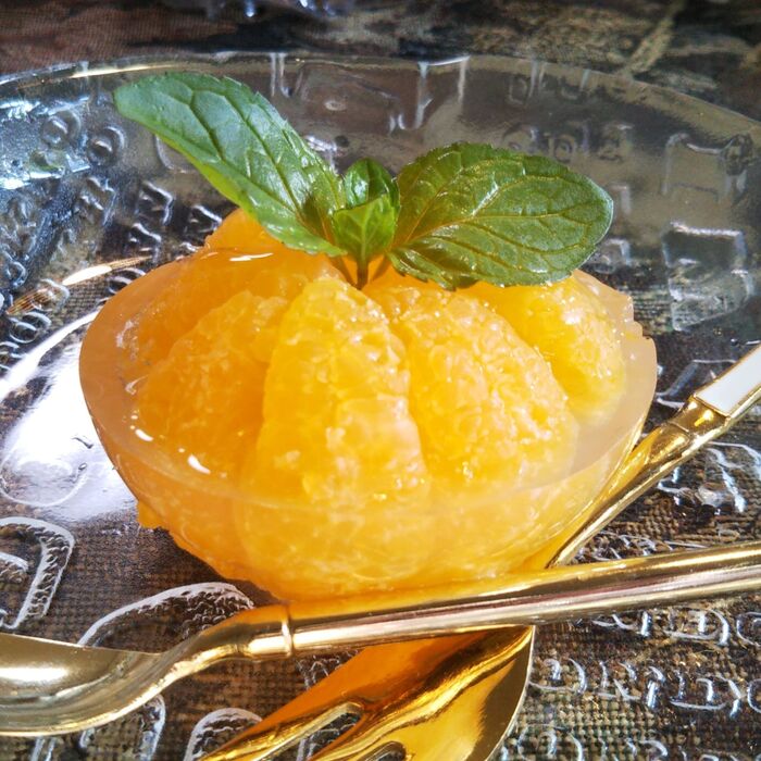 ⑤しっかり冷えたら、シリコーンアイスボール製氷器から取り出し、器に盛り付け、オレンジの香りの「ミントオレンジ」の葉を添えて出来上がり！