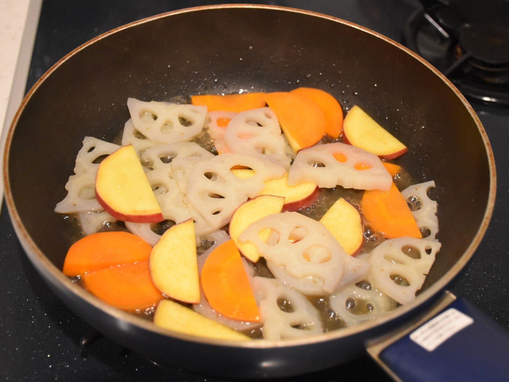 次に根菜を炒めます。