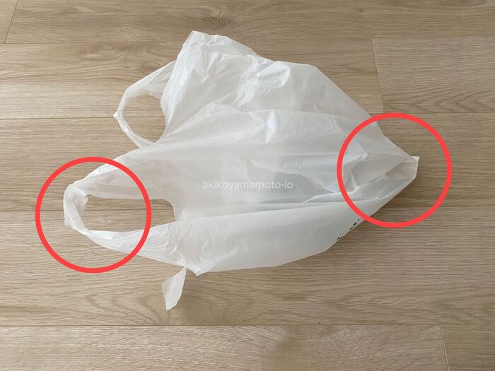 １．レジ袋の「持ち手」と「底」をつまんで軽く引っ張り、大まかに平らにします