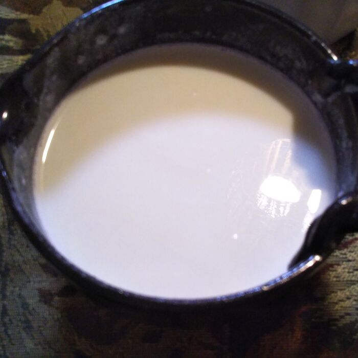 ①牛乳を電子レンジ（600Wで2分程）温め→甜杏仁豆腐の素を加え混ぜてしっかり溶かす→表面の泡を良く取り除く。