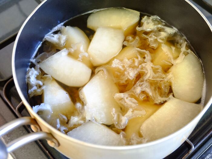 鍋に調味料と梨、白きくらげを入れて煮る