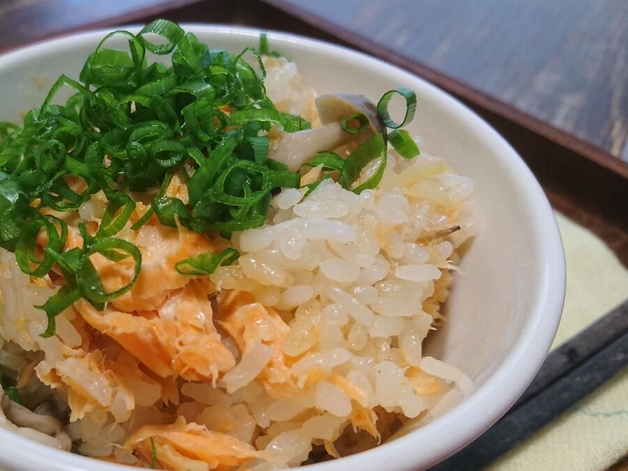 焼き鮭で簡単炊き込みご飯 暮らしニスタ 焼き鮭で簡単炊き込みご飯 暮らしニスタ