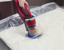 布団をコンパクトに収納するには…スティック掃除機対応の圧縮パックが便利！