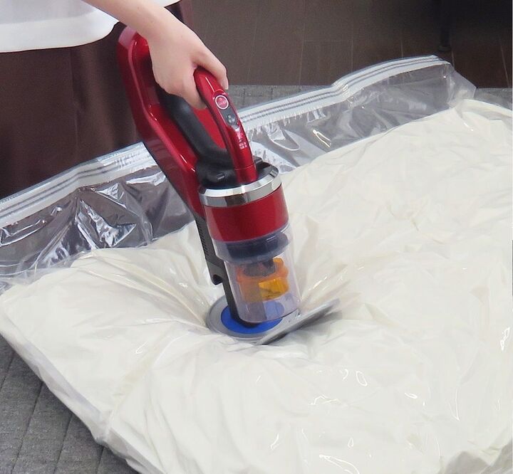 布団をコンパクトに収納するには…スティック掃除機対応の圧縮パックが便利!